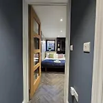 Luxurious Contemporary Smart Centre Apartment *