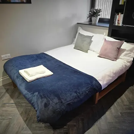 Luxurious Contemporary Smart Centre Apartment
