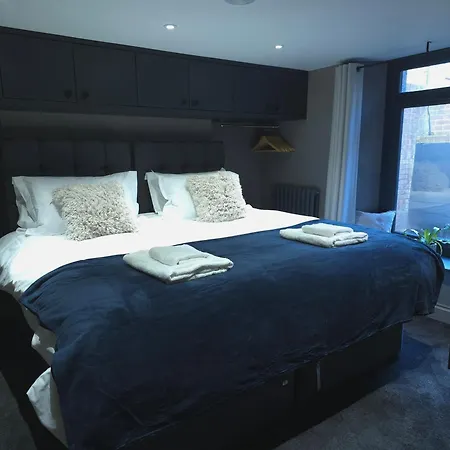 Luxurious Contemporary Smart Centre Bristol