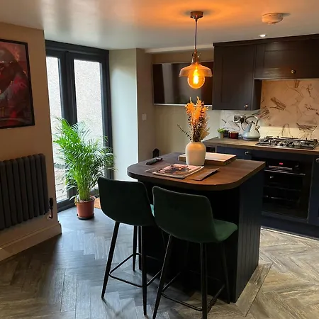 Luxurious Contemporary Smart Centre Bristol