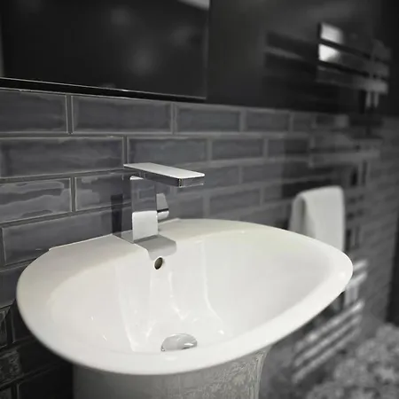 Luxurious Contemporary Smart Centre Apartman