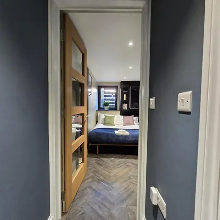 Luxurious Contemporary Smart Centre Apartman *