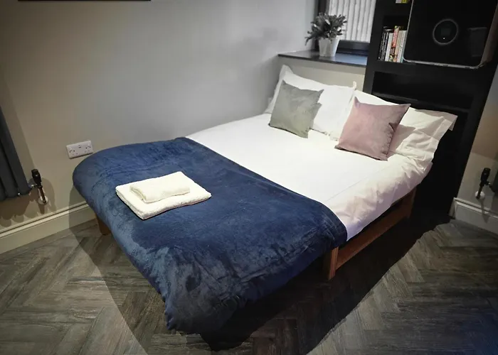 Luxurious Contemporary Smart Centre Apartment