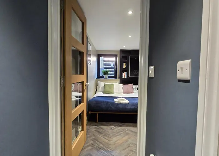 Luxurious Contemporary Smart Centre Apartment *